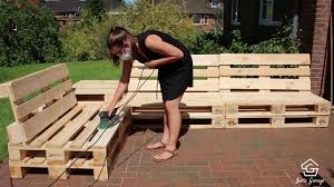 Mobel Aus Paletten Bauen Diy Anleitung Mit Video Fur Tisch Und Sessel In 2020 Paletten Lounge Europalette Mobel Garten Palettengarten