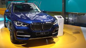 Tiene un motor de gasolina con ocho cilindros en v y 4,4 litros que da 555 cv. 2021 Bmw X5 Xdrive 30d G05 In Phytonicblau Youtube
