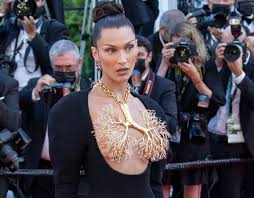 In a new episode of vogue's life in looks youtube series, the model, 24, revealed that the massive. Bella Hadid Welche Tiefgehende Bedeutung Hatten Ihre Nackten Bruste Wmn