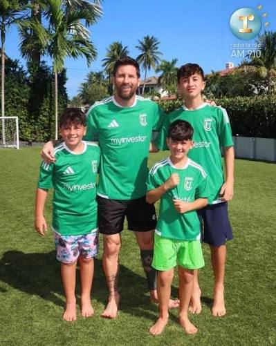 🚨 MESSI CON LA DEL CORNELLÁ, CLUB ESPAÑOL DEL QUE ES PROPIETARIO Lionel Messi vistió junto a sus tres hijos, Thiago, Mateo y Ciro, la camiseta de el Unió Esportiva Cornellà, en
