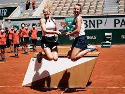 Utkání bylo hned dvakrát přerušené kvůli dešti, a to jednou v prvním a třetím. French Open Double Delight For Barbora Krejcikova In Paris Tennis News Times Of India