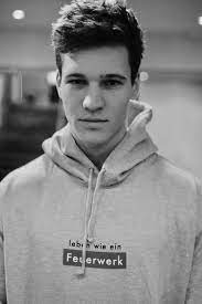 Es erschien sein erstes album irgendwas gegen die stille, das auf platz drei in den. Wincent Feuerwerk Wincent Weiss Wincent Wincent Weiss Konzert