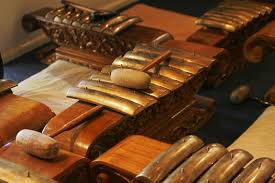 Rebana satu ini umumnya akan mengeluarkan suara yang cukup keras ketika ditabuh, sehingga alat musik ini sengaja dimainkan dalam menyemarakan pesta pernikahan. Saron Instrument Wikipedia