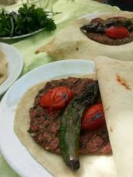 Bezelye, patates ve havuçlar ilave edilir. Kagit Kebabi Antakya Harbiye