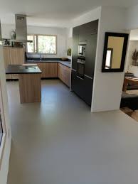 © cécile debise/journal des femmes. Elegant Sol D Une Cuisine En Beton Cire Vernis Mat Couleur Corde Scal In Beton Cire