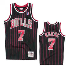 Zeig deine liebe zum sport wie nie zuvor mit offiziellen trikots, bekleidung und ausrüstung der nba. Toni Kukoc 7 Chicago Bulls 1995 96 Mitchell Ness Alternate Swingman Trikot
