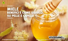Il miele sui capelli aiuta a trattenere l'umidità e ripristinare i nutrienti che mancano ai capelli e al cuoio capelluto. Miele Lenitivo E Idratante Scopri Come Usarlo Su Viso Corpo E Capelli