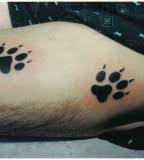 Samozřejmě existuje mnoho variací kočičích tetování, z nichž všechny mají hlubší význam. Paw Print Tattoo Meaning