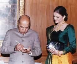 Aishwarya Rai Rare Childhood Young Age And Family Photos Photobundle Aishwarya Rai Young Trending Fashion Outfits Actress Aishwarya Rai
