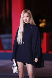 Rosé (BLACKPINK) khoe dáng 