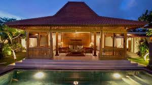Dahulu rumah joglo dibangun untuk kediaman para bangsawan atau orang kaya karena dari desain arsitekturnya rumah joglo dibuat menggunakan material kayu jati yang terbilang mahal dan memiliki kualitas yang sangat bagus. Rumah Adat Jawa Tengah Nama Jenis Dan Bagian Freedomsiana