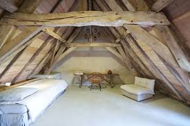 Superbe Charpente En Chaine D Un Grenier Converti En Chambre Banc En Bois Lit Et Fauteuil En Osier Maison Maison De Vacances Renovation Maison