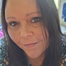 How do some females maintain interest in long-distance relationships?