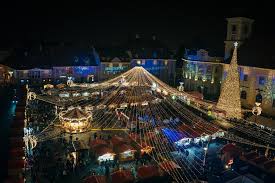Peste 100 de expozanți veniți din toată țara întâmpina vizitatorii cu decorațiuni de crăciun şi bijuterii din porțelan, căni pictate manual, coronițe, ghirlande,… Targul De CrÄƒciun Din Sibiu Promovat In New York Times Libertatea