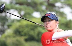 '자매 골퍼' 넬리 코다가 17일 호주 애들레이드 그레인지 골프클럽 (파72·6648야드)에서 열린 2019 lpga isps 한다호주여자오픈에서 최종합계 17언더파로 우승을 차지했다. Oenoqzf6quzq M