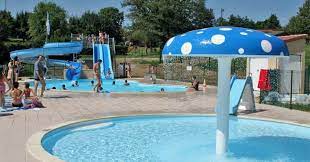 la piscine communautaire de lubersac est equipee d un grand bassin aqua recreatif avec plusieurs toboggans et d une pat piscine pataugeoire piscine municipale