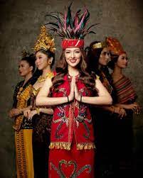 Upacara adat kalimantan barat (kalbar) beserta gambar, penjelasannya, keterangannya, juga mencakup dari nama dan upacara adat melayu kalimantan barat serta upacara adat dayak kalimantan barat kami sajikan lengkap pada artikel kali ini untuk pembaca yang budiman. 10 Pakaian Adat Kalimantan Barat Nama Keunikan Keterangan