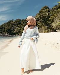 Ada beberapa cara styling yang bisa kamu ikuti dan lakukan untuk memadukan baju dengan hijab bagi tubuh tinggimu! 9 Ide Gaya Ootd Hijab Pantai Anggun Dan Modis