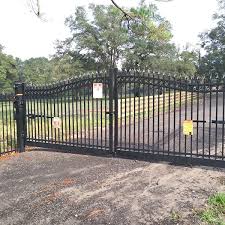 The hudson style residential aluminum fence offers the same top channel options as the auburn, but with double the amount of pickets for everything else that is below. Aluminum Gates Aluminum Fencing Metal Fence Options In Spring Hill