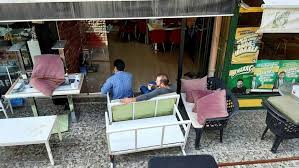 Facianin Esiginden Donuldu Otomobil Dukkana Dalip Merdivenlerde Asili Kaldi