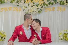 Tangannya harus digips, akibat kecelakaan yang menimpanya. Pengantin Gay Thailand Tuntut Netizen Indonesia Di Jalur Hukum Usai Diancam Mati Halaman All Kompas Com