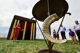 Los jóvenes dirigen recorridos en la réplica del antiguo tabernáculo,  enfocándose en Cristo y los convenios del templo