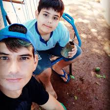 Maluma recibe el galardón especial "Global Icon" por su trayectoria  artística, en Los 40 Music Awards. —Además dedica el premio a su pareja,  Susana Gómez. 💘 “Susi, te amo. Y saben por