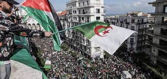 عاصمتها وأكثر مدنها اكتظاظا بالسكان هي مدينة الجزائر، وتقع في أقصى شمال البلاد. Ù„Ù…Ø§Ø°Ø§ Ø³Ù…ÙŠØª Ø§Ù„Ø¬Ø²Ø§Ø¦Ø± Ø¨Ù„Ø¯ Ø§Ù„Ù…Ù„ÙŠÙˆÙ† Ø´Ù‡ÙŠØ¯ Ø³Ø·ÙˆØ±