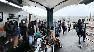 Tenang.aku juga belum pernah berpikir kesitu sampe aku membaca sebuah buku dan lebih uniknya lagi jarak antara rel kereta api itu bisa dijadikan filososi dalam kehidupan perkawinan. Ka Jarak Jauh Berhenti Operasi Mulai 6 Mei Kereta Lokal Tunggu Menhub Kabar Malang Com