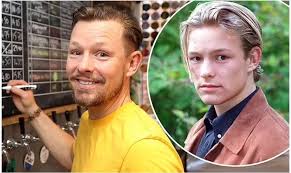 TV broadcaster Alastair Stewart showing his concern about shops in his  local town not accepting cash.