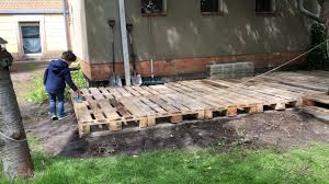 Ein podest ist sehr vielseitig einsetzbar. Projekt Terrasse Aus Europaletten Teil 02 Bauphase Youtube