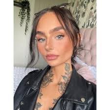 Danielle Crowther's Instagram, Twitter & Facebook