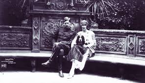 Este fiul lui pavlos, rege al greciei din 1947 pâna în 1964 (an în care a murit) si al printesei frederica de hanovra (decedata în 1981, în spania). Destinul Tragic Al Unei Regine Elena De Romania