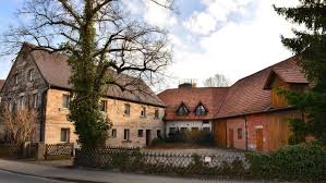 Hinzu kommt die wundervolle aussicht in die natur, die umliegenden berge und auf das gesamte hofgelände. Bauernhof In Bubenreuth Wird Zur Bucherei Bubenreuth Nordbayern