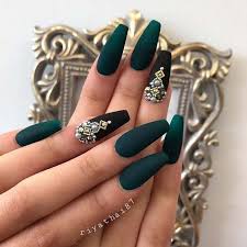Las uñas acrílicas largas, que se extienden más de 1 cm (½ pulgada) desde la punta del dedo. Charming Matte Nail Designs To Try This Fall Matte Nails Design Coffin Nails Matte Green Nails