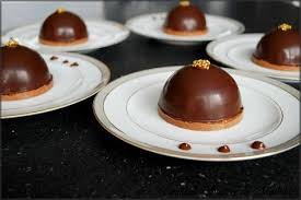 Dome Mousse Chocolat Cœur Caramel Beurre Sale Et Croustillant Praline Douceurs Sucrees Mousse Au Chocolat Croustillant Praline Dome Chocolat