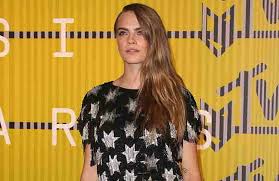 Der trend geht nun aber dahin, dass frauen bald mehr ihre brauen betonen werden, als ihre augen. Cara Delevingne Und Ihre Beruhmten Augenbrauen