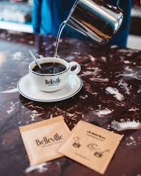 Une Tasse Et De L Eau Chaude Le Cafe Instantane Un Sachet Pour Un Grand Tasse C Est Aussi S Machine Expresso Cafetiere Italienne Cafe