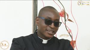 LA VIE DE LA PAROISSE: N°1: Père Abraham Correa, aumônier de la cellule  communication à St Pierre