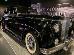 The facades bring displays to life; Graceland Zu Besuch Bei Elvis Presley Heikes Reiseblog