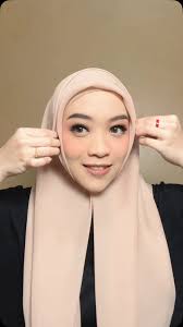 kamu tim paris apa tim bella square hayoooo~, btw, bingung kaaann pasti  kalau mau ke acara yang lebih spesial atau lebih formal.. Teruuuuss mau  pake hijab segitiga tapi kok look nya jadinya sama yaaa ...