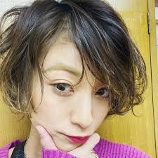 西山茉希 いつの日からか 三重が治らない候 幅広め いつ治るめ 知りたいめ 細いコテでランダムに巻くとこんなです ワックスワシャ ワックスグシャ シ 西山茉希 ショートボブのヘア ヘアスタイリング