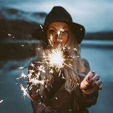 Imagem De Girl Light And Fireworks Pinterest Cris Galant Sparkler Photography Portrait Photography Instagram Pictures