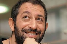 Cem yılmaz, 23 nisan 1973 tarihinde i̇stanbul şehrinde dünyaya gelmiştir ve ailesi aslen sivas'lıdır. Cem Yilmaz Da Cemaat Sinavini Gecti Sol Haber Portali