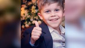 Menino vence o câncer e é aplaudido por familiares no hospital