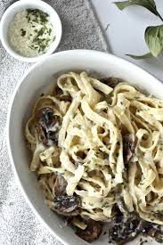 Low Calorie Alfredo Sauce Recipe No Butter No Heavy Cream Couple Eats Food Low Calorie Alfredo Sauce Low Calorie Pasta Sauce Low Calories Vegetarian