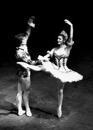 Una vita dedicata e' morta, oggi, giovedì 27 maggio 2021, carla fracci, una delle ballerine più raffinate e talentuose del novecento. A Natale Scoppia Una Malattia Che Ha Un Nome Il Balletto Schiaccianoci Di Alberto Testa Giornale Della Danza