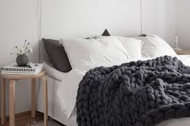 Bdécouvrez bientôt sur marielaine sa nouvelle gamme de laine et également tout les kits pour tricoter avec les avec un jeté ou une couverture en tricot xxl, plus besoin d'habiller votre intérieur. Couverture Grosse Maille Xxl Chunky Blanket Mes Petites Puces