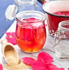 Geschenke Aus Dem Garten 5 Geniale Und Super Einfache Diy Ideen In 2020 Rosensirup Rosenwasser Selber Machen Ol Selber Machen