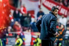 Portuguese football club benfica players faced a violent attack after thursday's league match against tondela, the club said early. Benfica Le Bus Caillasse Deux Joueurs Blesses Et Hospitalises
